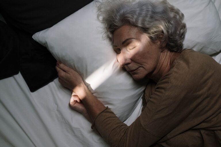 Safe and Healthy Sleep Tips for Seniors